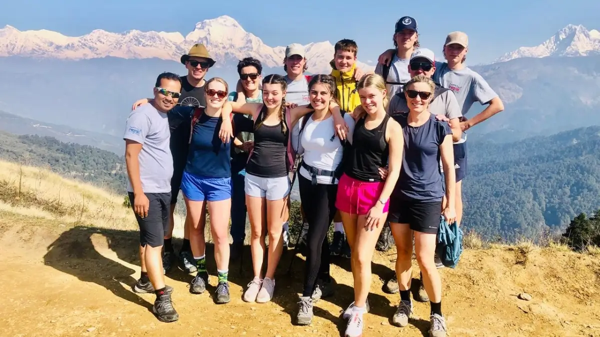 foreigners-enjoying-ghorepani-poonhill-trails