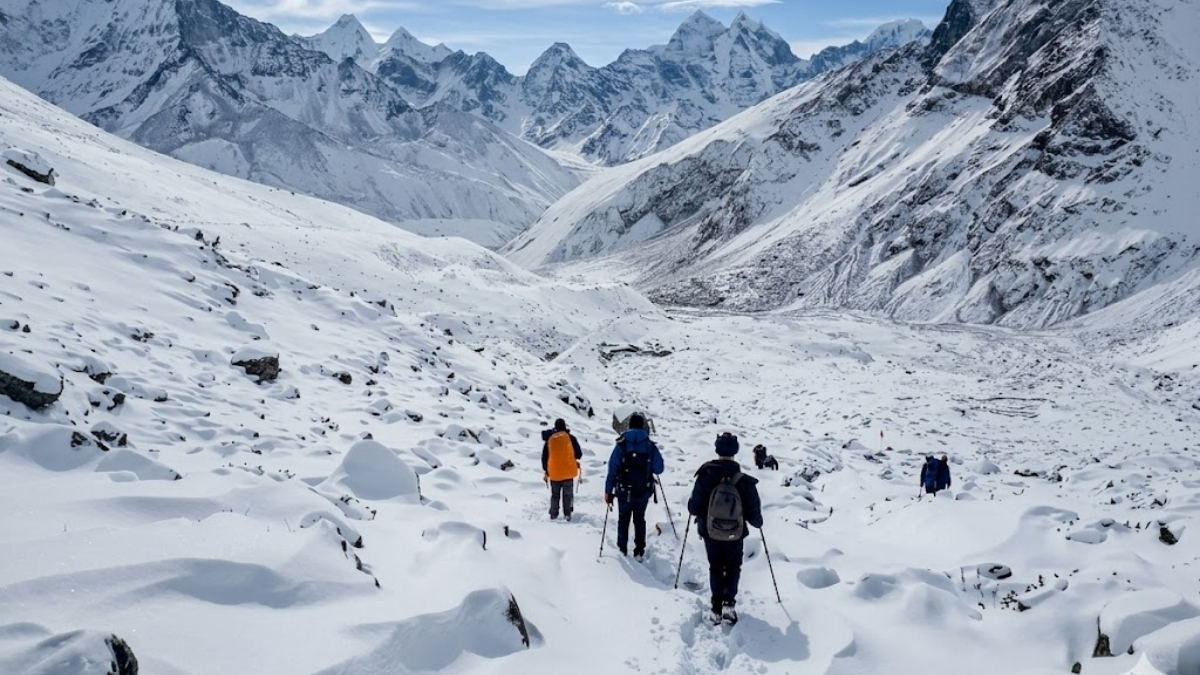 everest-trekking-in-snow