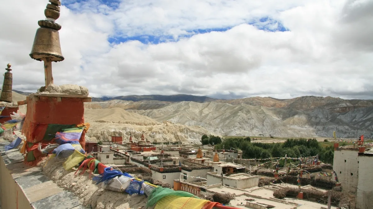 houses-and-cultural-flags-at-upper-mustang