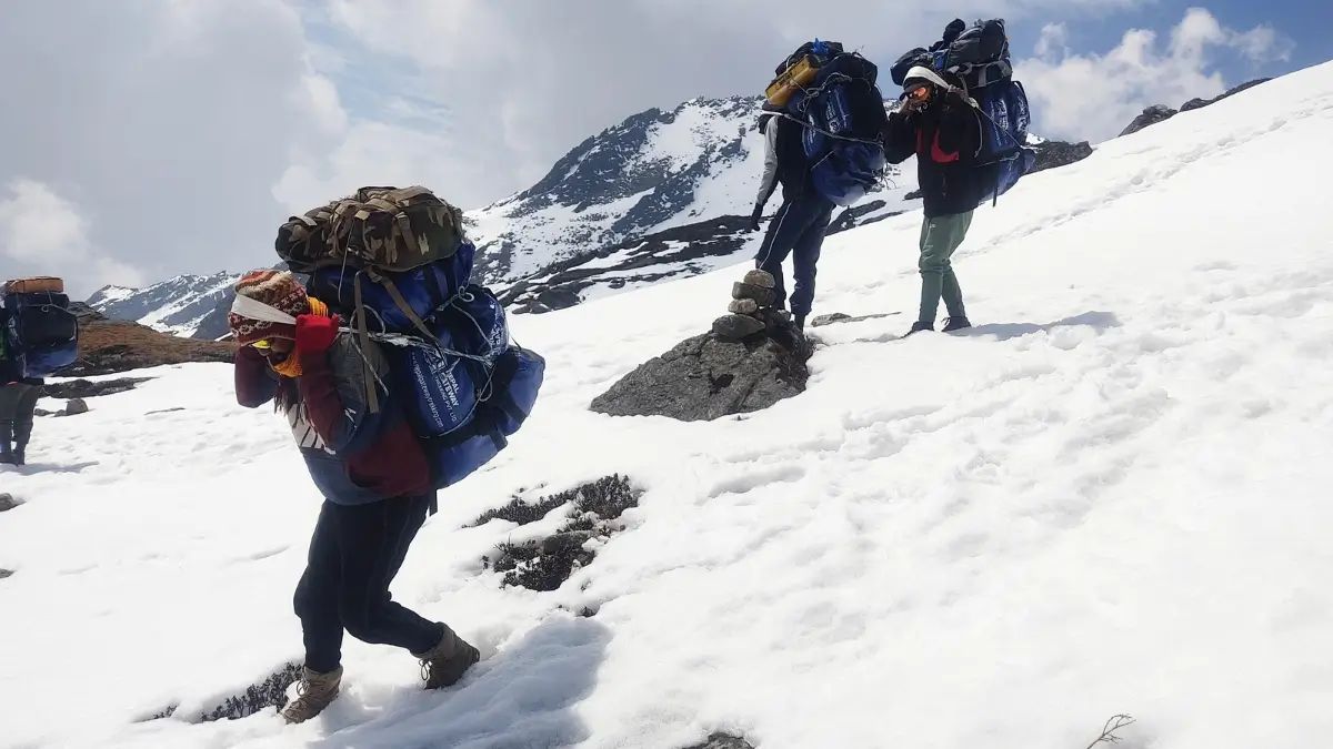 Manaslu-trek-in-winter-with-bags