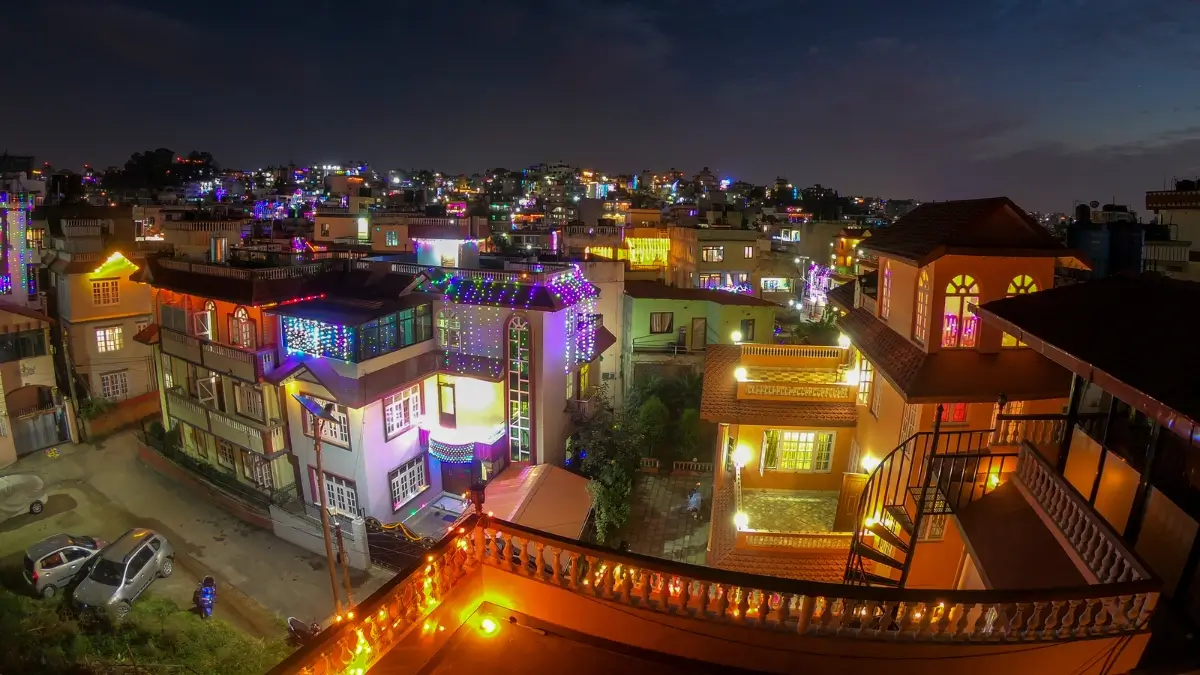 houses-decorated-with-lights-in-tihar