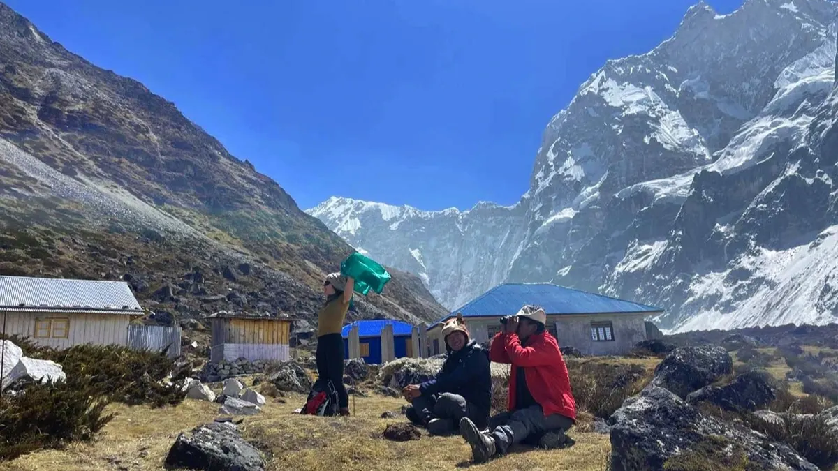group-of-trekkers-in-kanchenjunga-base-camp