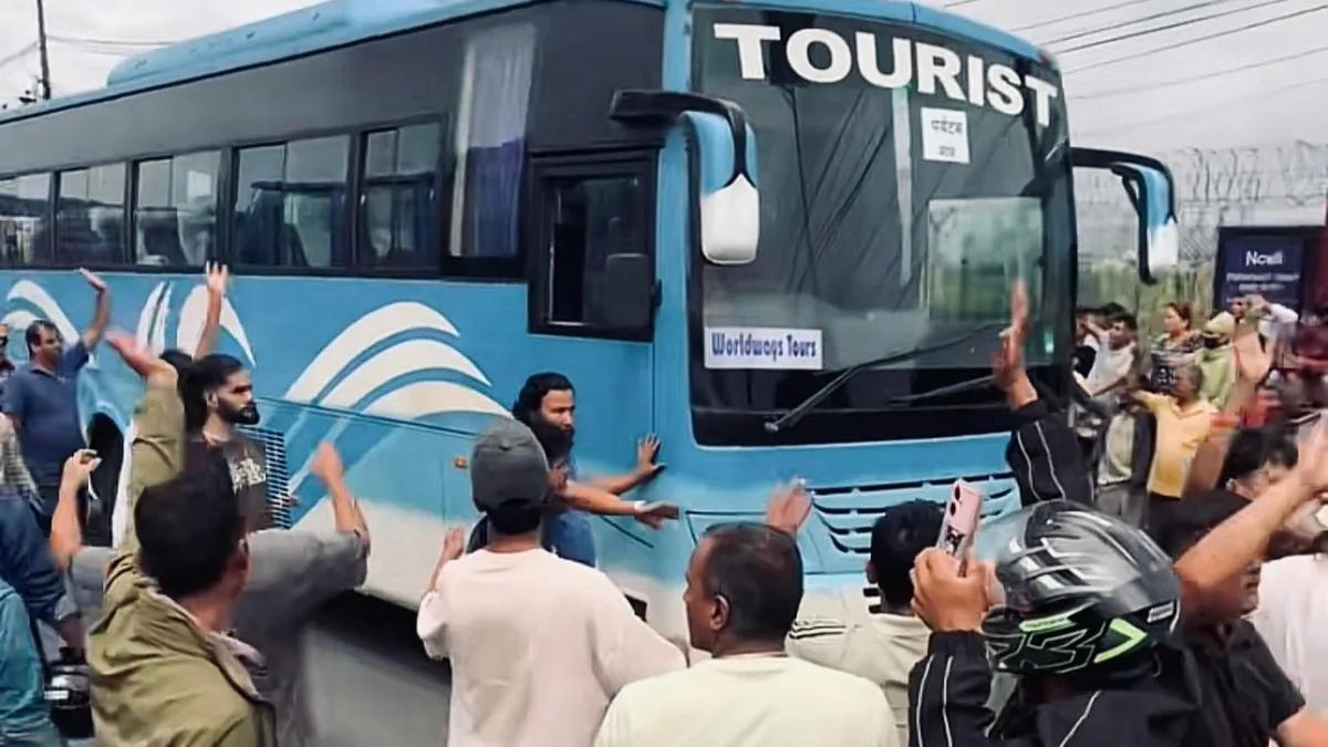 nepali-protestors-helping-tourist-bus-go-safe