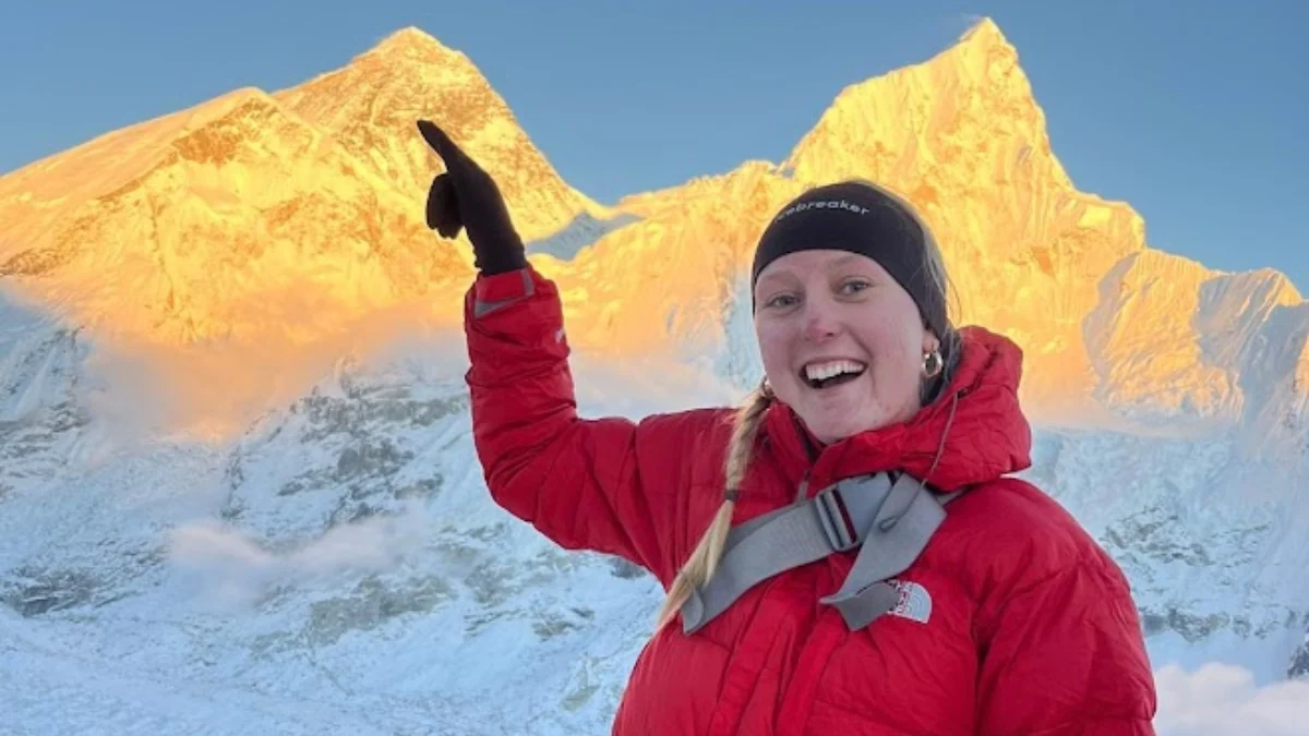 girl-pointing-everest