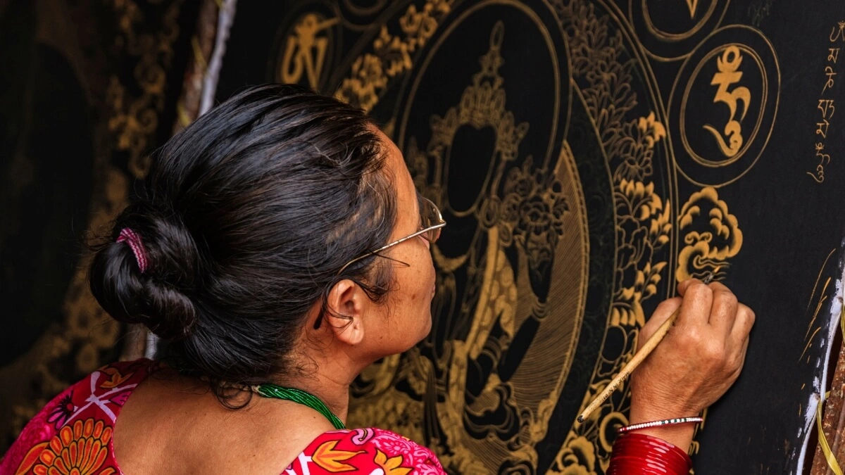 nepali-woman-drawing-thanka