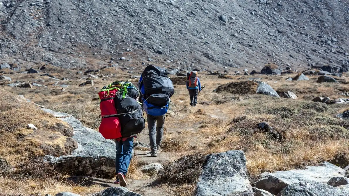 porter-carrying-onthe-trek