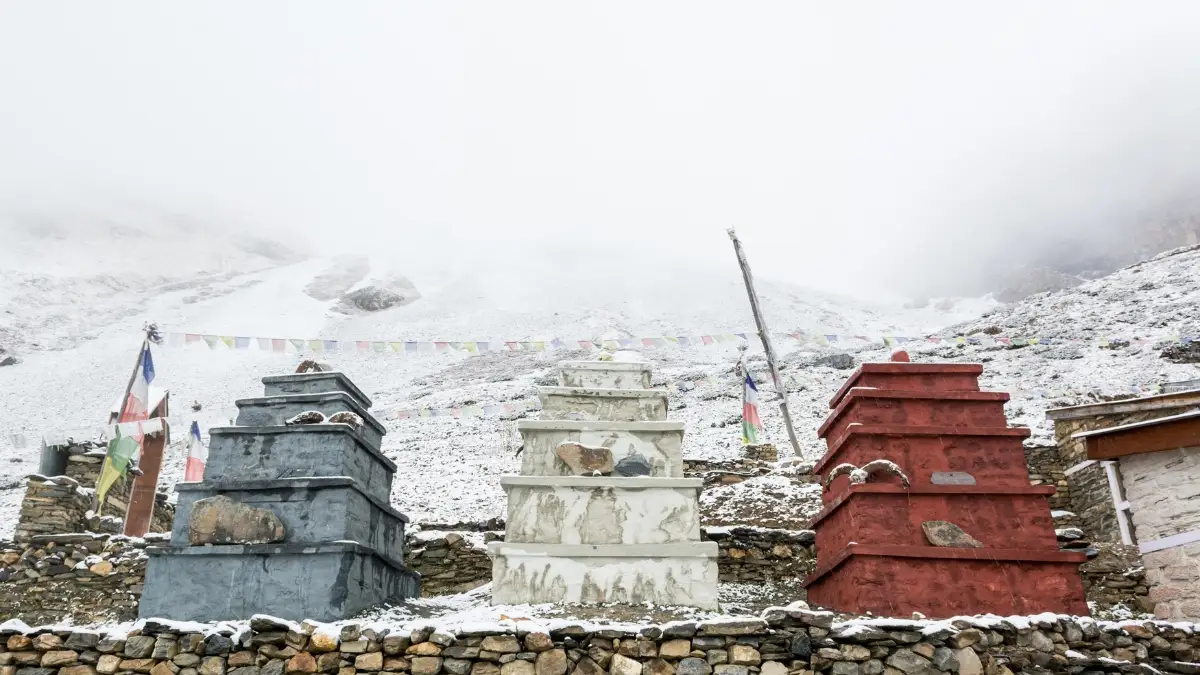 three-stupa-at-thorong-la-pass