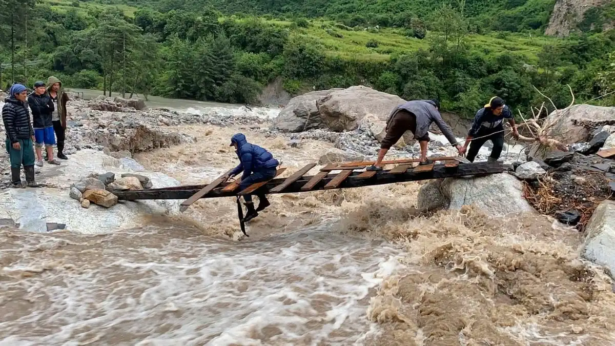 local-people-making-temporary-bridge-after-gorkha-flood